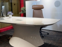 Meja eksekutif yang dicat futuristik