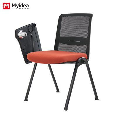 Ruang pertemuan kantor, ruang pelatihan, kursi plastik dengan papan meja kecil, sambungan kabel